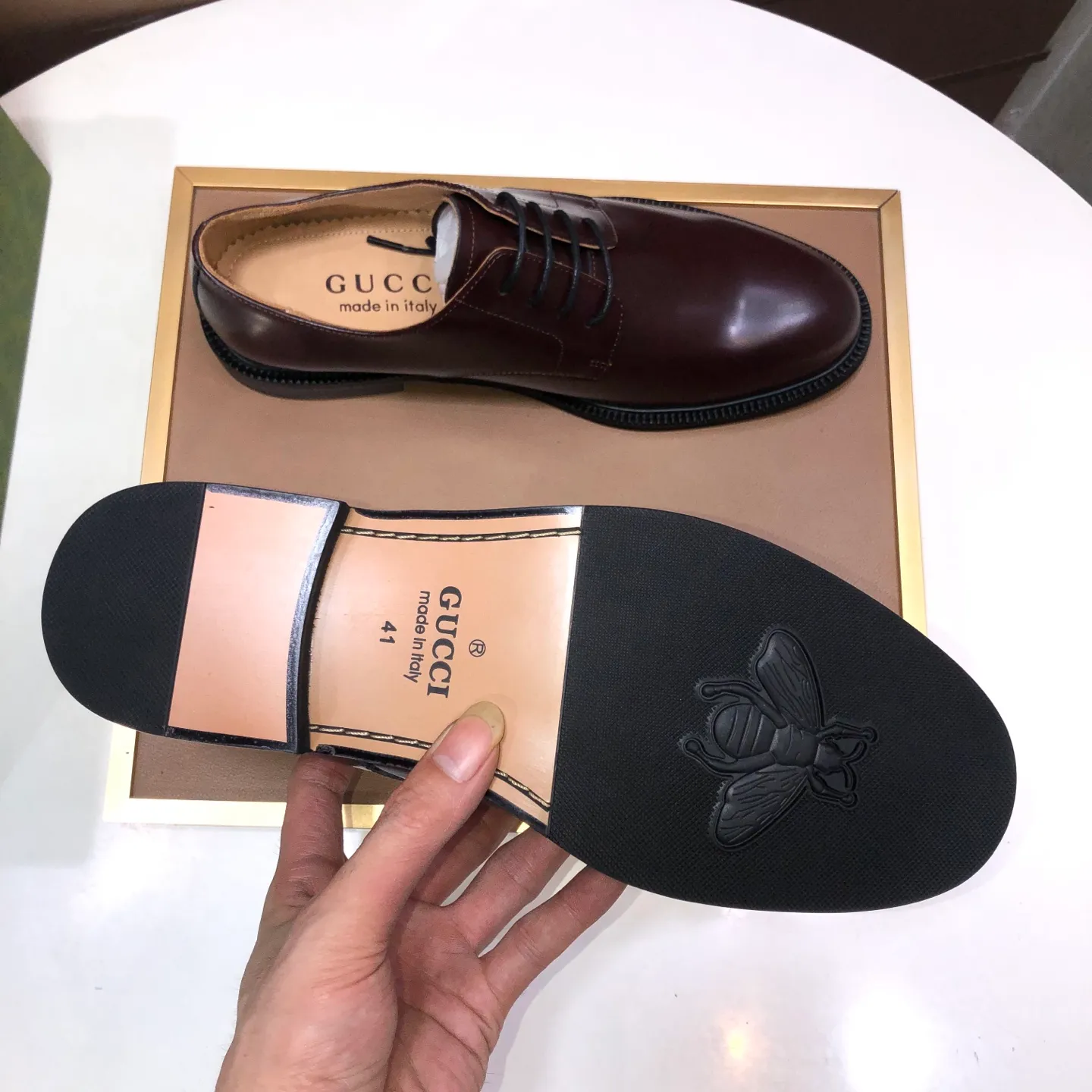 Factory batch 500💰Italy’s top luxury men’s shoe giant (GUCCI) (Gucci) (full cowhide lining) new arrival🍃Original European style🔰 Pleasant to the eye😍In order to make the shoes more durable and non-deformable🌀The production continues to follow traditional methods but there is still no lack of innovation💪The original sheepskin is selected for the leather♻️Smooth, natural and extra bright⭐Made of imported cowhide The rich man’s first choice 38-45 (45 customized)
